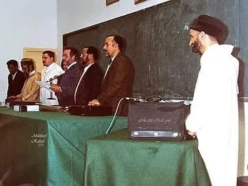 فريد الأنصاري واقفًا أمام لجنة مناقشة أطروحته للدكتوراه