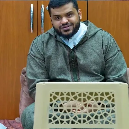 أحمد السيد بالجلابة المغربية في مجلس درس