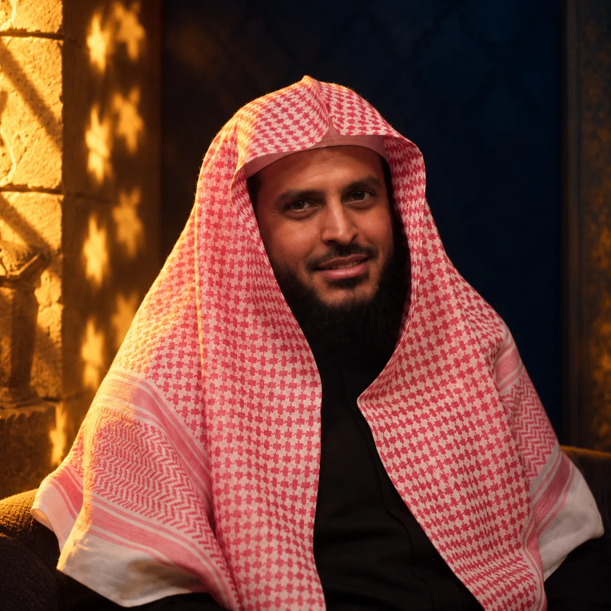 صورة الشيخ عبد العزيز بن مرزوق الطريفي بالشماغ الأحمر