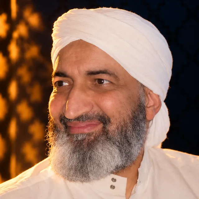 فريد الأنصاري بعمامة بيضاء
